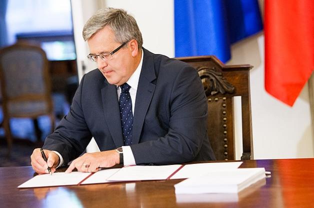 Prezydent-Katolik podpisał ustawę o in vitro. Episkopat go krytykuje, Bronisław Komorowski odpowiada